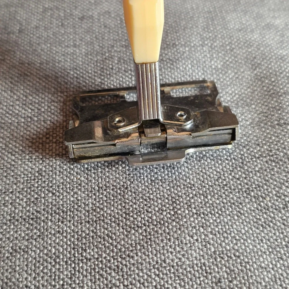 Vintage Gem Single‎ Edge Safety Razor G Logo Cream Plastic Handle Made in USA